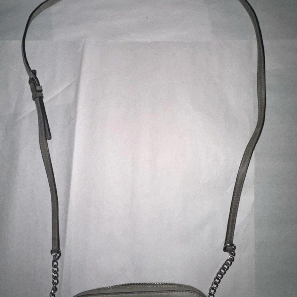 Michael Michael Kors Microstud Cindy Crossbody – Pearl Grey
